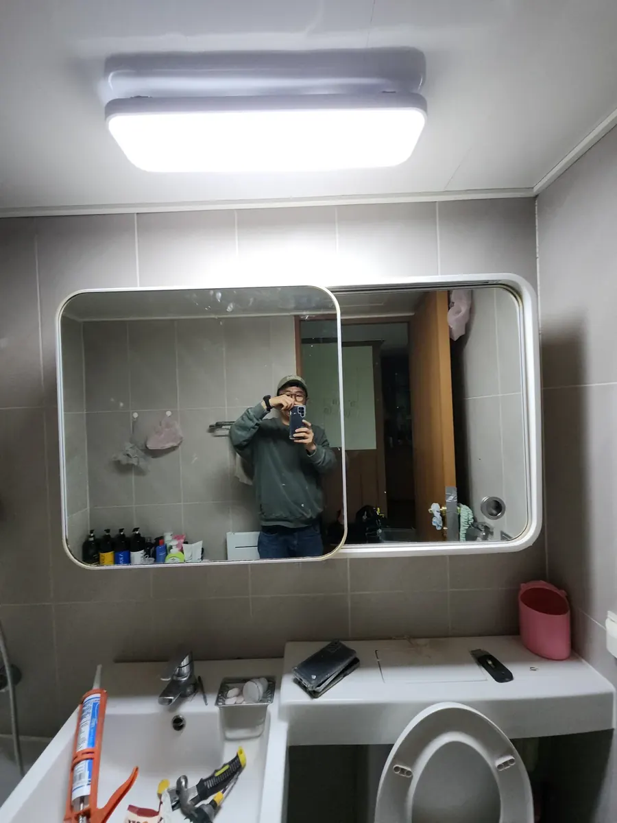욕실장 보강 — 보강 후 다시 단 욕실장