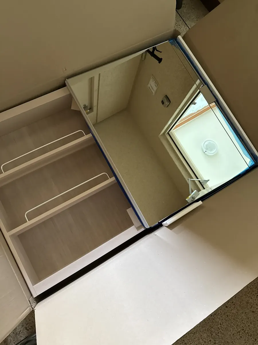 거울장 — 거울장을 뗀 벽